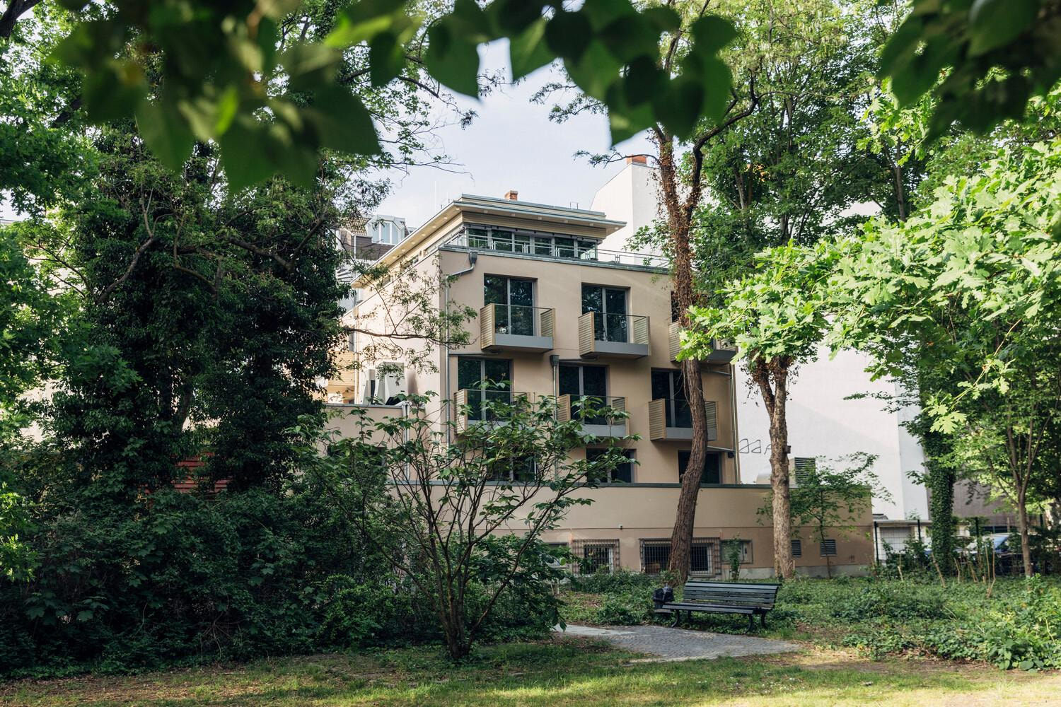 Sicht auf harrys home in Berlin Moabit mit Parkausrichtung